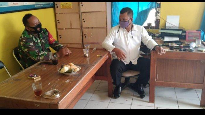 babinsa-koramil-426-03-rawajitu-lampung-rutin-anjangsana-ke-rumah-warga.jpg