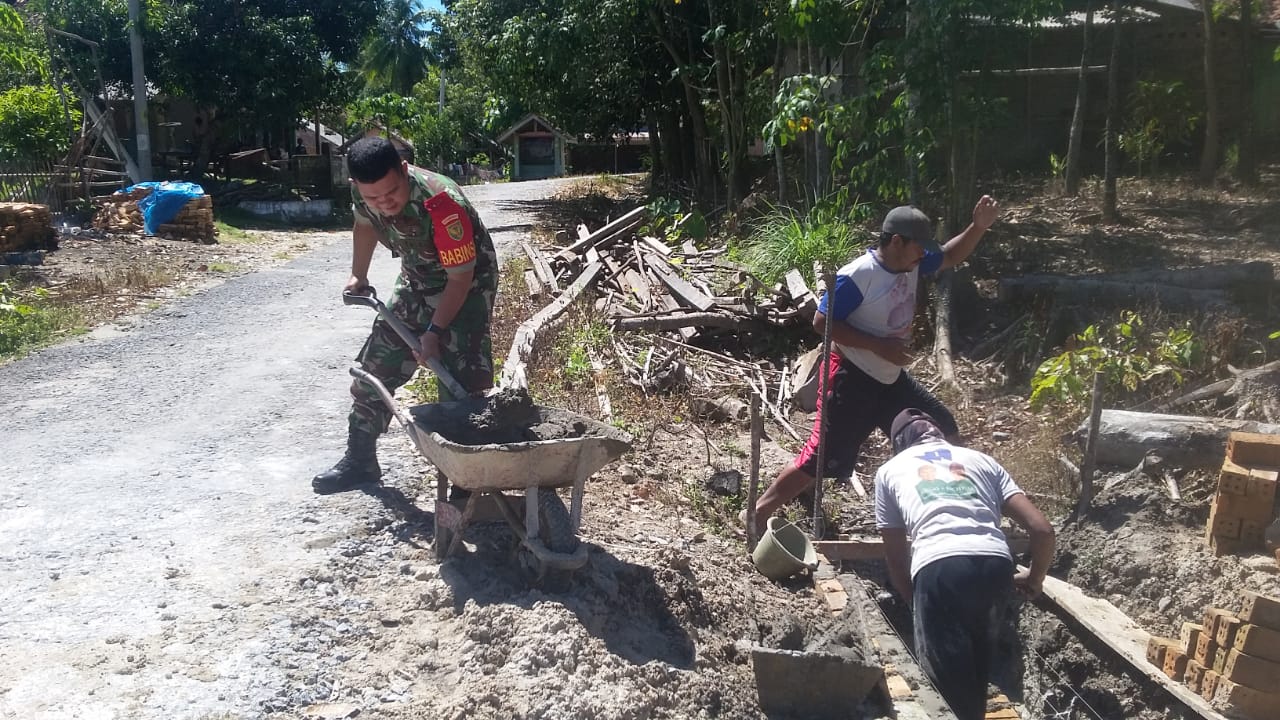 babinsa-koramil-427-3blambangan-dan-masyarakat-kampung-segara-mider-gelar-gotong-royong.jpg
