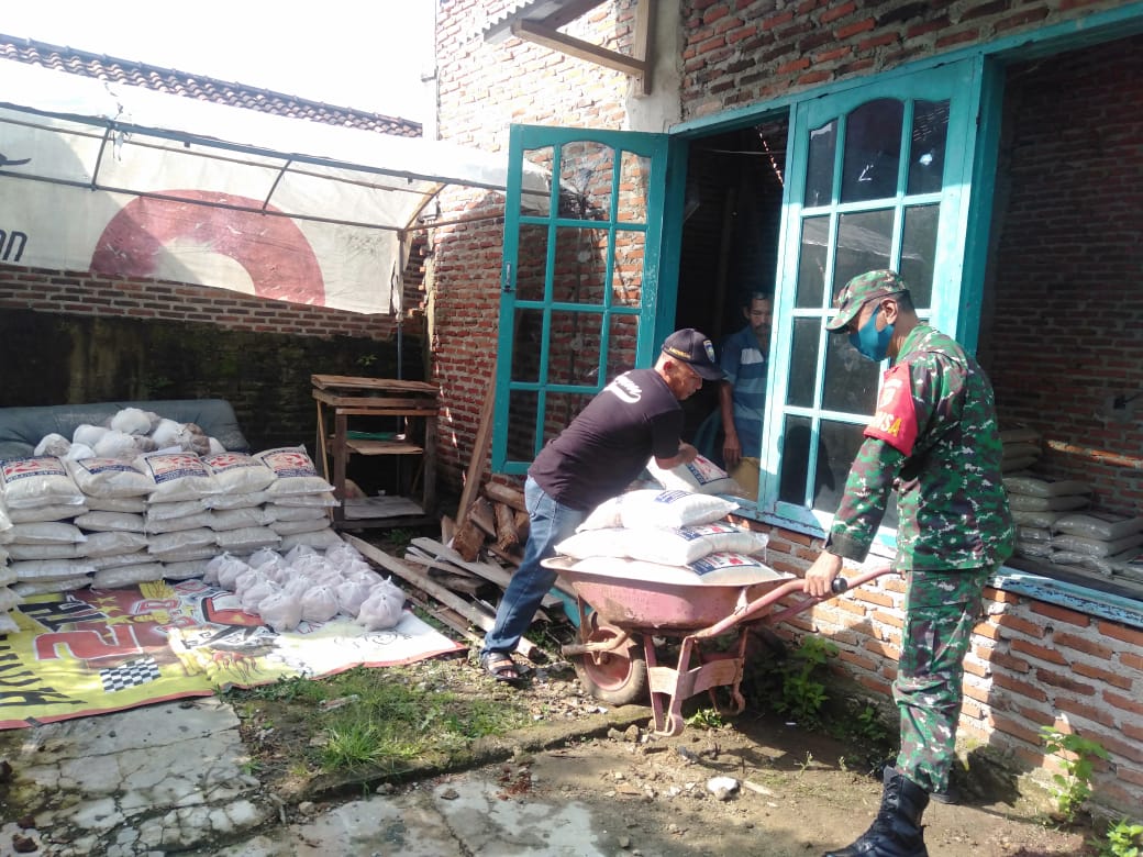 Babinsa Langkapura Baru Bantu Pengamanan Pembagian BPNT ke Warga