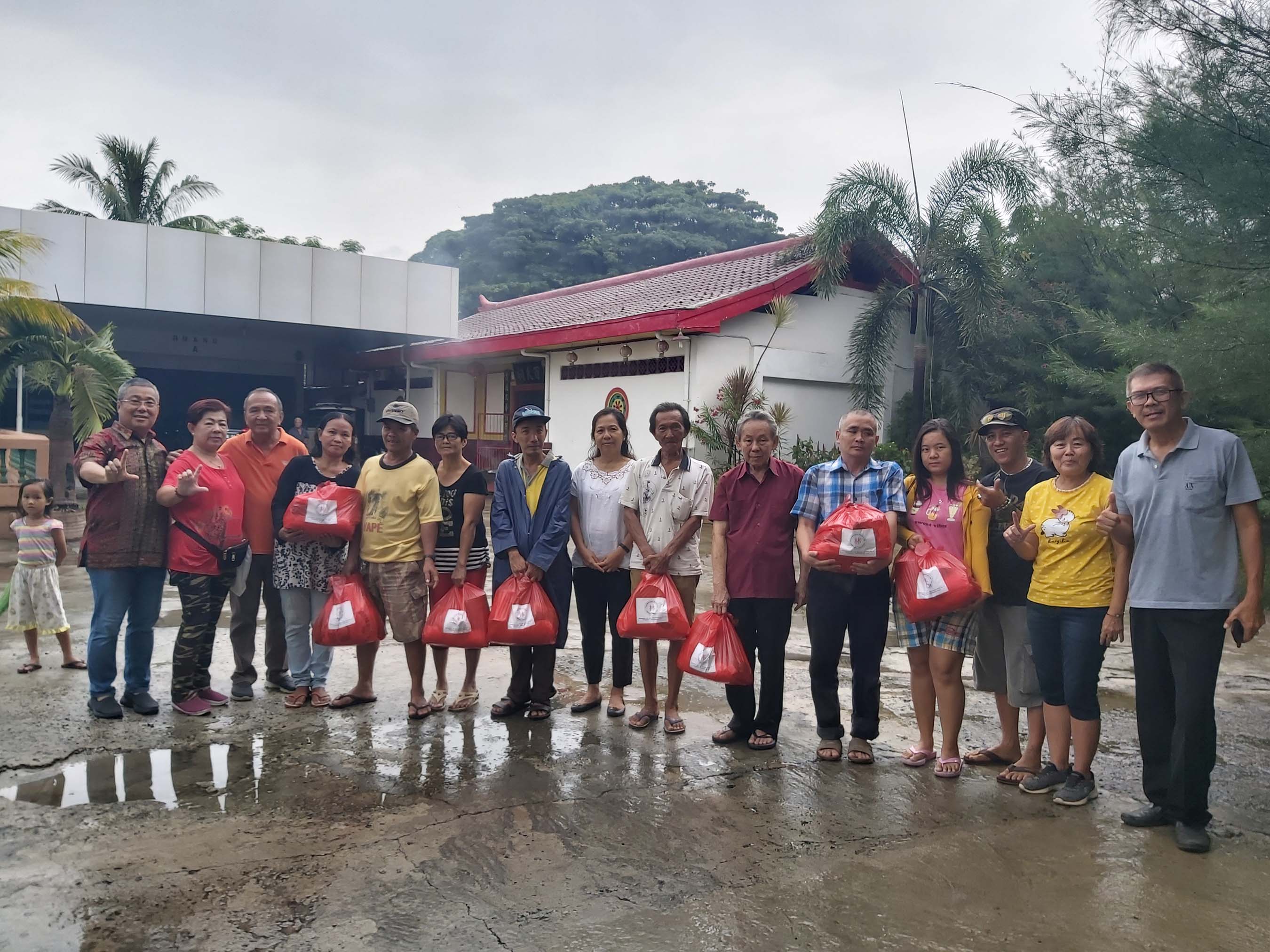 Sambut Imlek, Marga Lim Lampung Bagikan Sembako