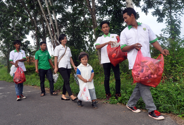 Ansor dan Gusdurian Way Kanan Baksos Pengolahan Sampah Plastik 
