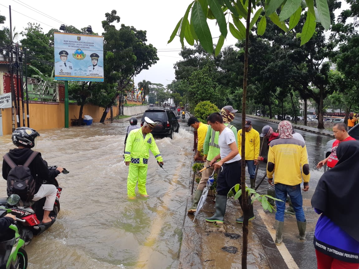 banjir-depan-kampus-satu-nusa-polresta-bandar-lampung-lakukan-rekayasa-lalu-lintas.jpg