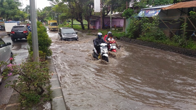 banjir-di-jl-yos-sudarso_20180523_160112.jpg