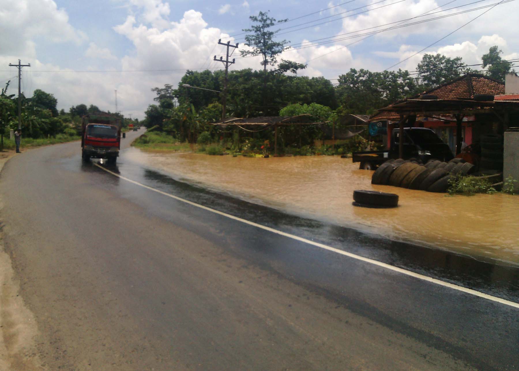 banjir-di-ruas-jalinteng_20161128_131234.jpg