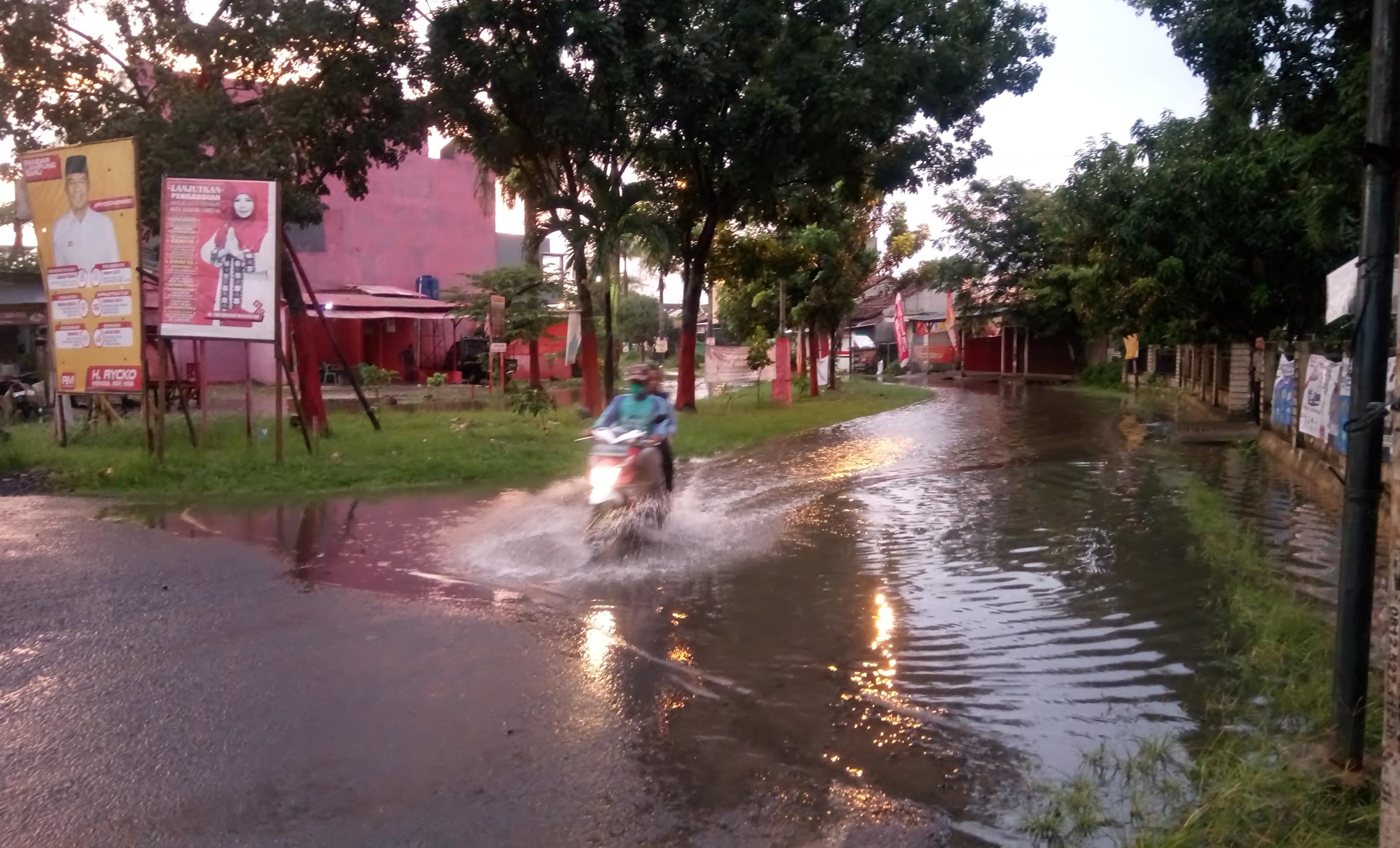 banjir-di-simpang-jalan-raflesia-ratu-dibalau.jpg