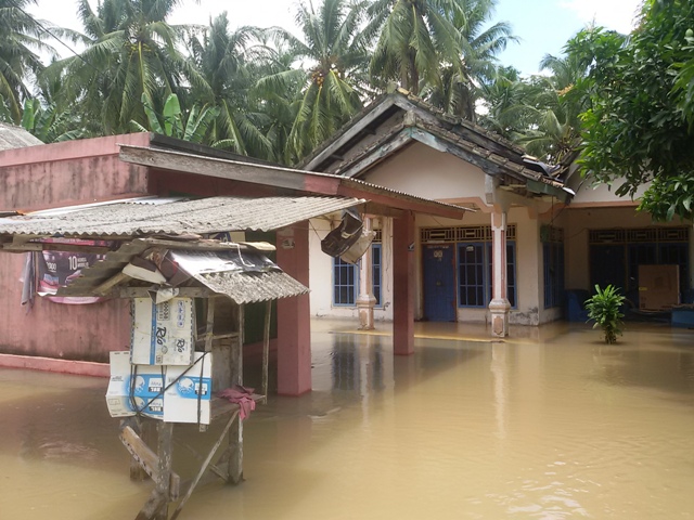 Banjir Mulai Surut, Warga Masih Bertahan di Tenda Pengungsian