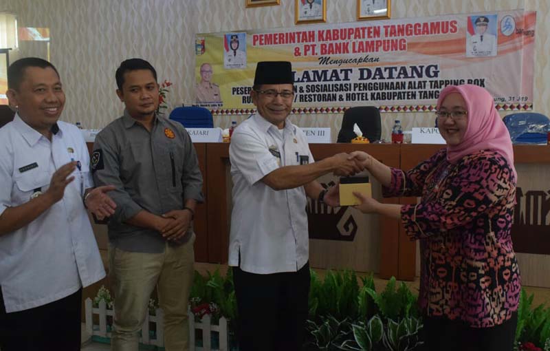 bank-lampung-memberikan-bantuan-25-unit-alat-tapping-box-kepada-pemkab-tanggamus.jpg