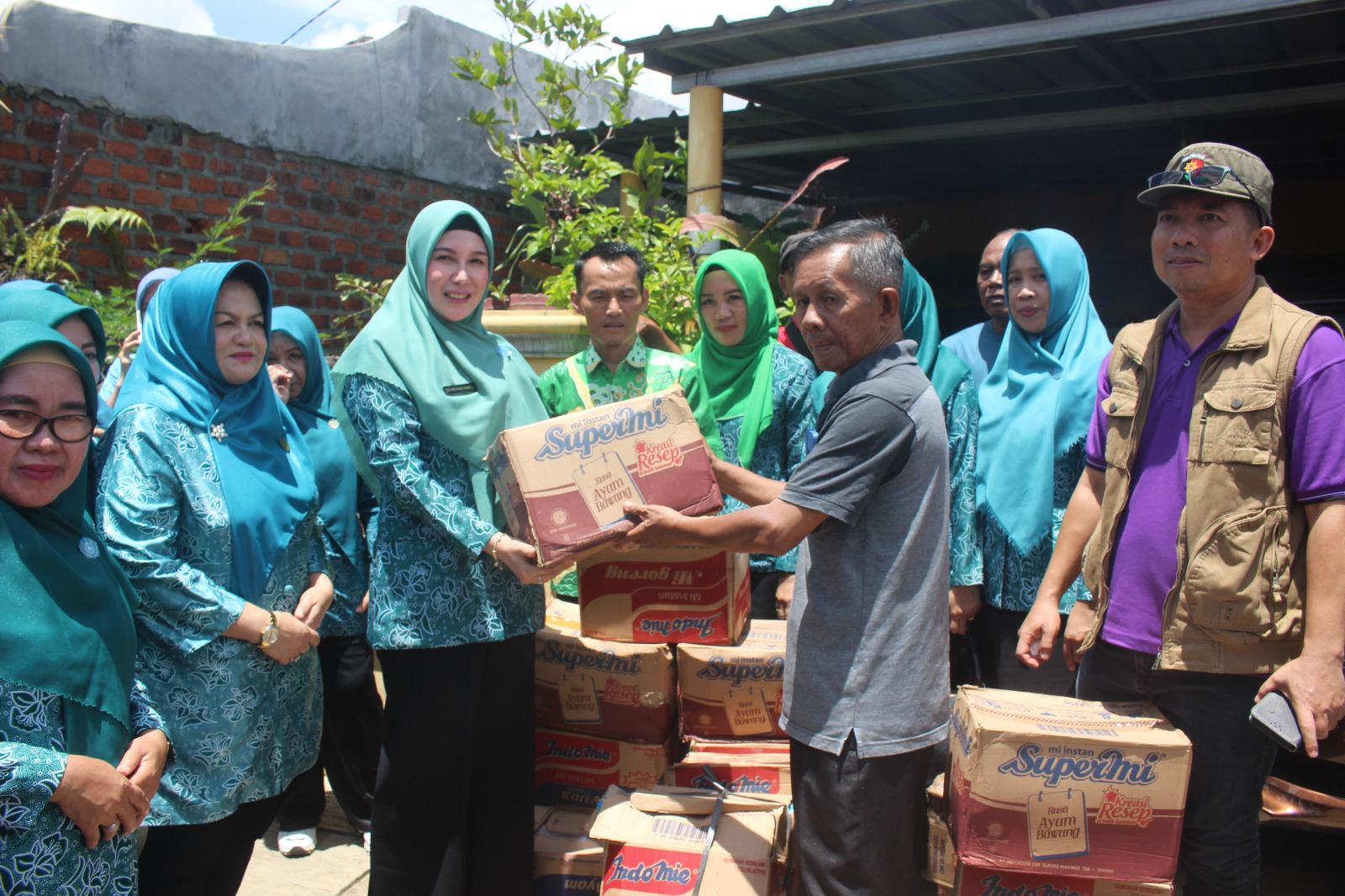 Tim Penggerak PKK Lampung Utara Pasok Makanan Cepat Saji untuk Korban Terdampak Banjir