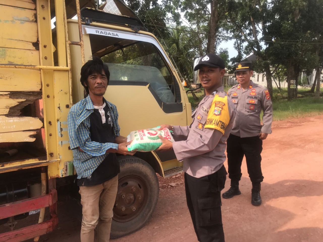 Polres Tulangbawang Lampung Bagikan 390 Kg Beras Gratis ke Sopir Pasca BBM Subsidi Naik
