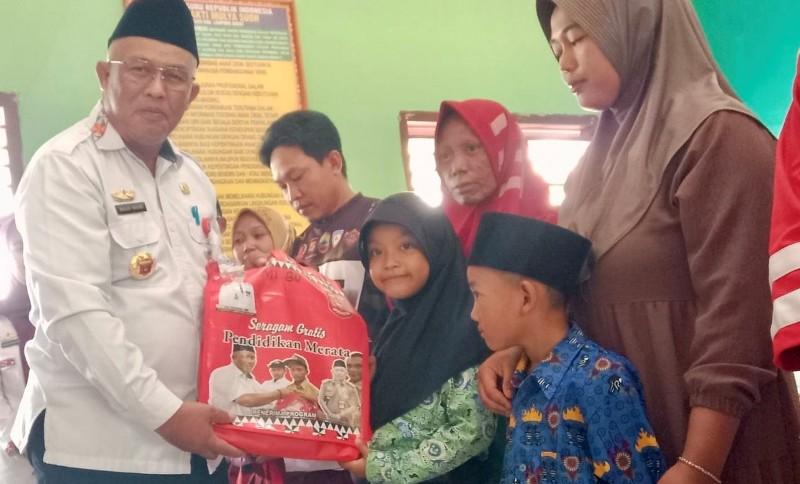 bantuan-seragam-sekolah-gratis-di-lampung-barat.jpg