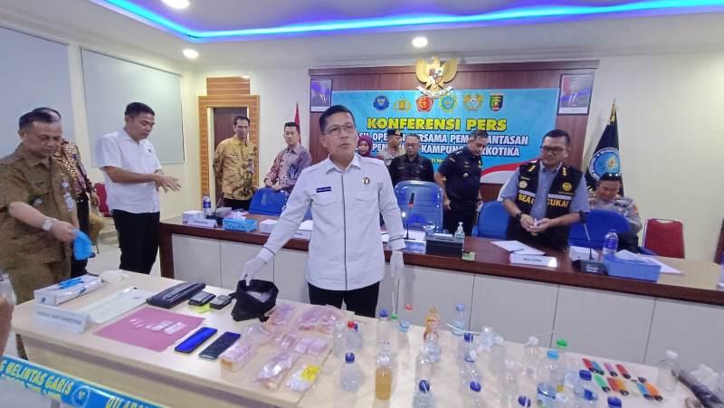 barang-bukti-narkotika-dan-isap-bong-dalam-konpers-BNNP-Lampung.jpg