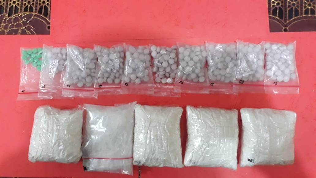 Pengedar Narkoba Diciduk Saat Asyik Tidur, Polisi Temukan Ratusan Pil Ekstasi dan Sabu di Lemari