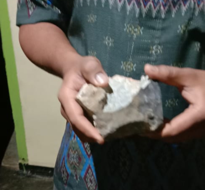 batu-diduga-meteor-di-punggur-lampung-tengah-1.jpg
