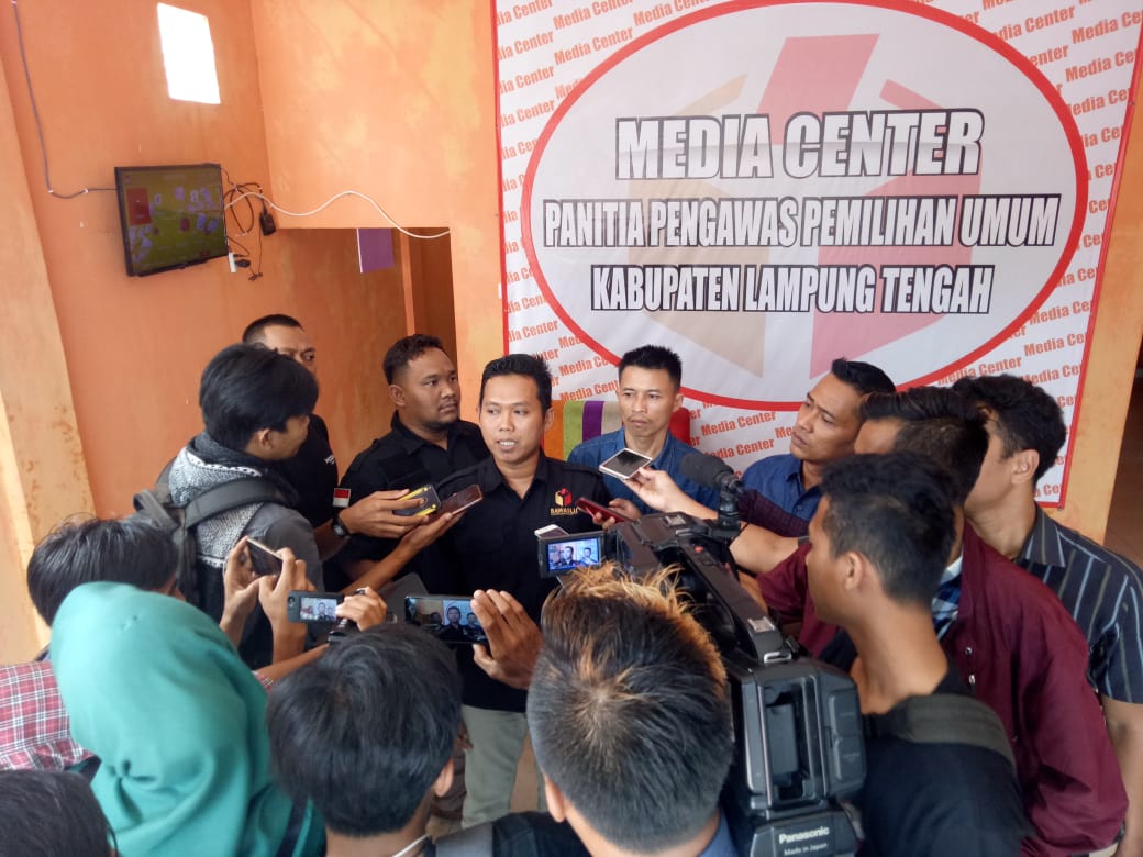 bawaslu-lampung-tengah-beri-keterangan-ke-awak-media.jpg