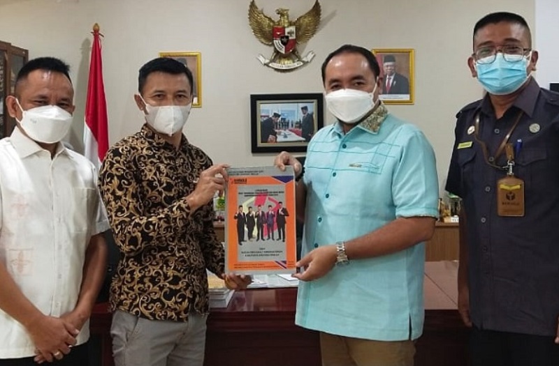 Bawaslu Lampung Tengah Serahkan Laporan Akhir Hasil Pengawasan ke Bawaslu RI dan Pemkab