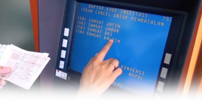 Perempuan Ini Kaget Lihat Benda Lengket Menempel di Mesin ATM, Ternyata Isinya . .