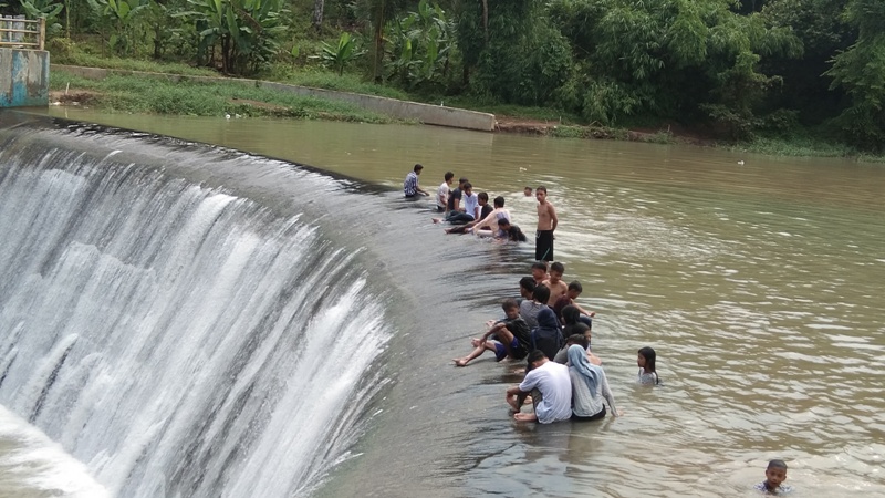 Muda-mudi Bandar Lampung Tetap Gelar Belangiran di Bendungan Kali Akar Kala Pandemi Covid-19