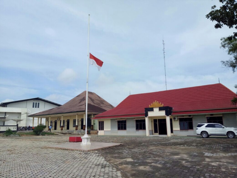 bendera-setengah-tiang-di-pemkab-mesuji_20161017_174416.jpg