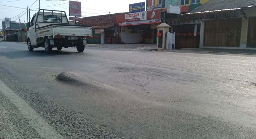 Benjolan Aspal di Jalan Ratu Dibalau Ancam Pengendara