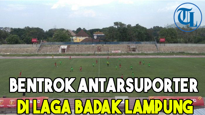 bentrok-antarsuporter-di-laga-badak-lampung.jpg