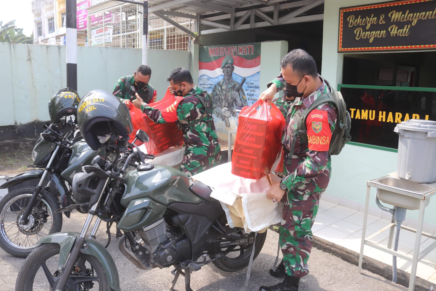 Bakti Sosial TNI, Koramil 410-04/TKT Bagikan Makanan dan Masker kepada Warga Kedamaian