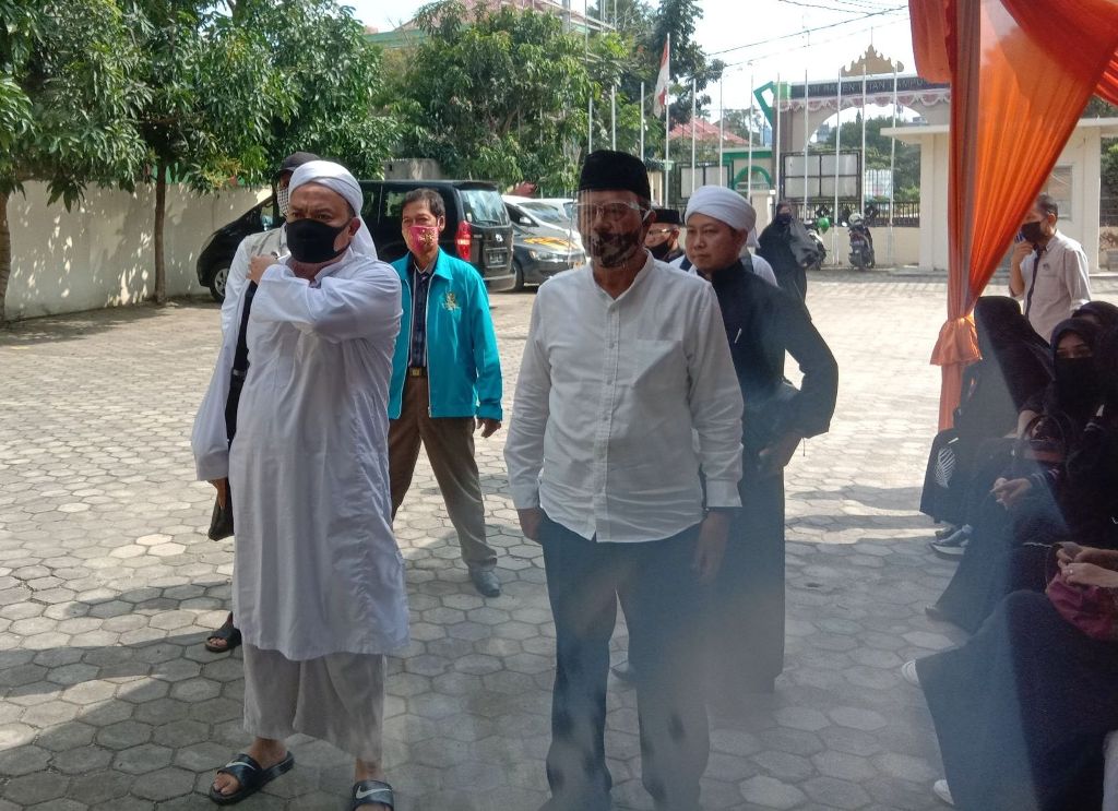 BREAKING NEWS Berbaju Gamis, Firmansyah Datangi KPU Bandar Lampung