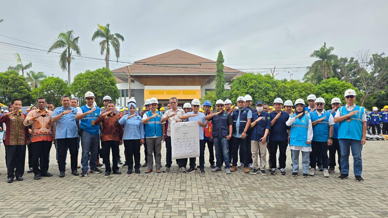 berfoto-Bersama-Mitra-Usai-Penandatanganan-Komitmen-Bersama-Keselamatan-K3.jpg