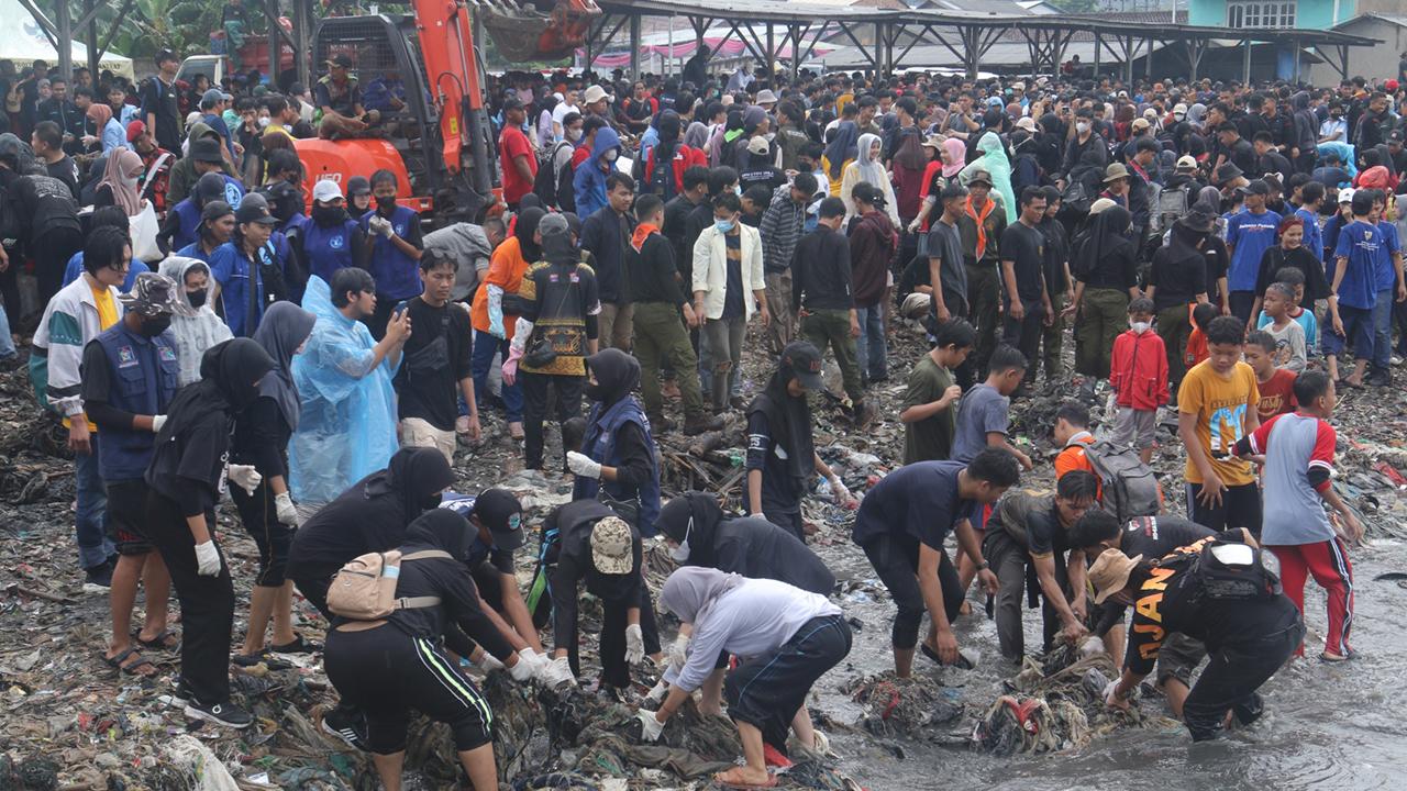 bersih-sampah-pantai-bandar-lampung-pandawara.jpg