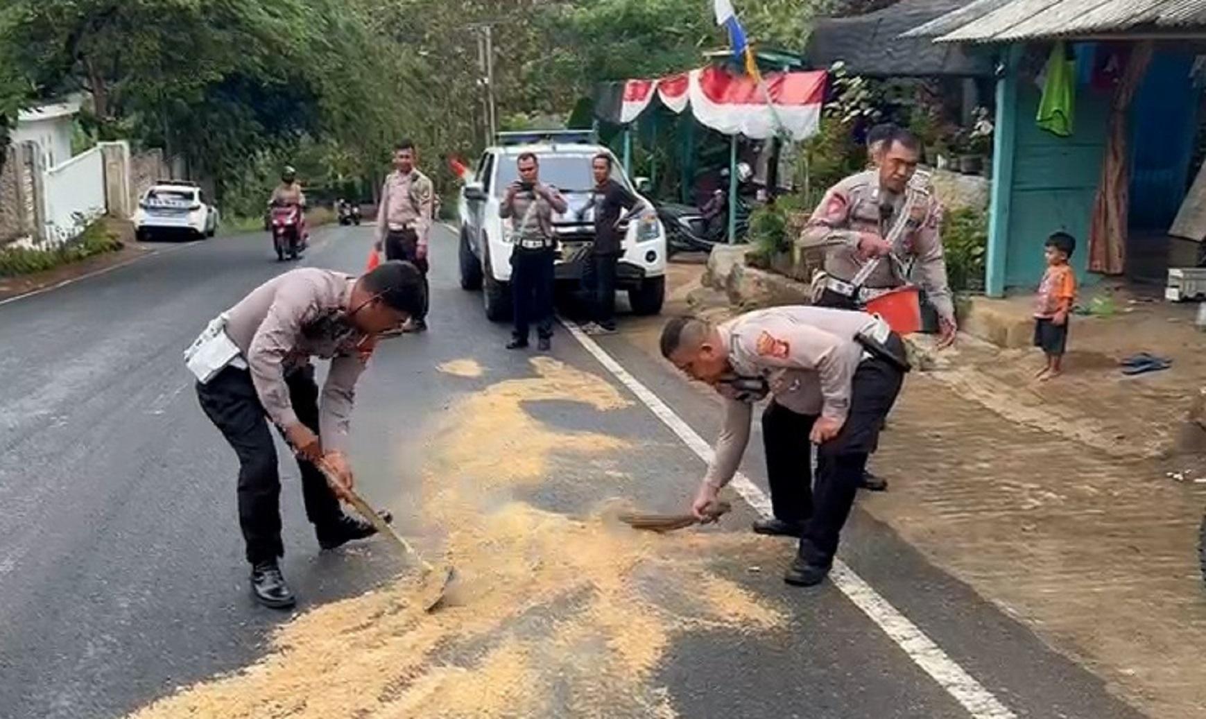 Polresta Bandar Lampung Polda Lampung Bersihkan Tumpahan Solar Buntut Lakalantas di Imba Kesuma