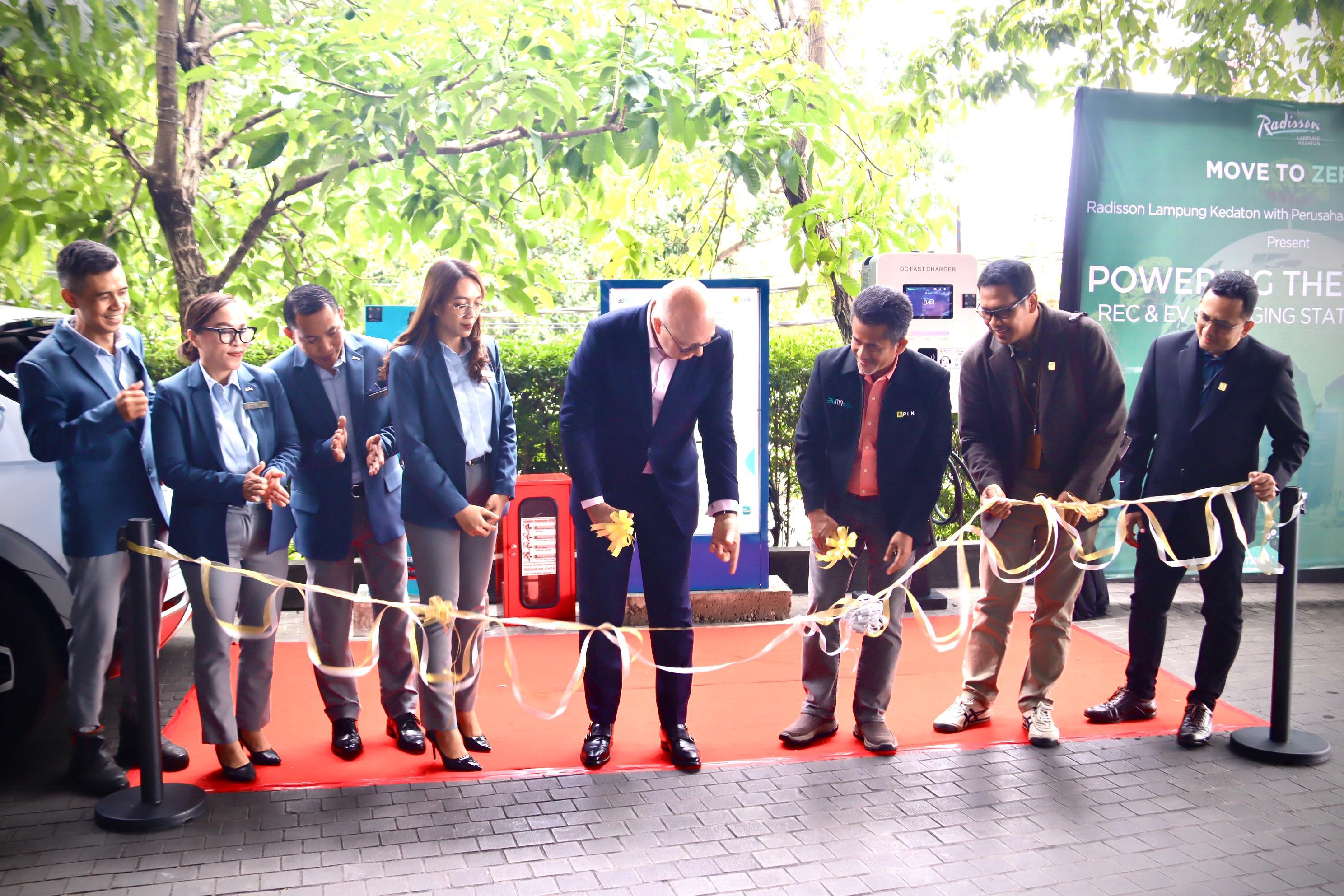 PLN UID Lampung dan Hotel Radisson Kolaborasi Dukung Energi Hijau Lewat REC dan EV Charging Station - beserta-Jajaran-saat-Pemotongan-Pita-547.jpg