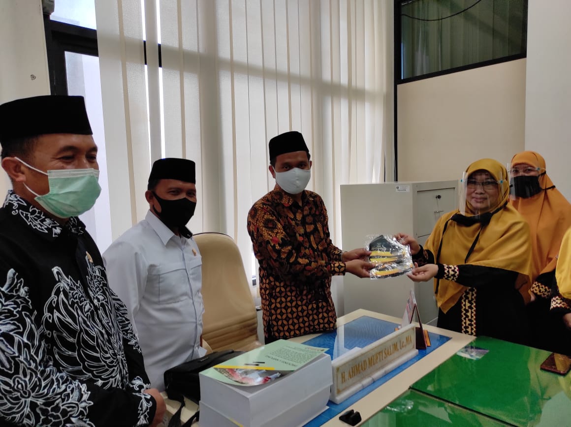 Datangi Fraksi, Bidang Perempuan PKS Lampung Titip Pergub untuk Perda Ketahanan Keluarga