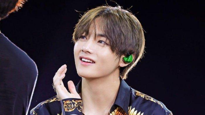 biodata-v-bts-atau-kim-tae-hyung-simak-fakta-unik-dan-perjalanan-kariernya.jpg