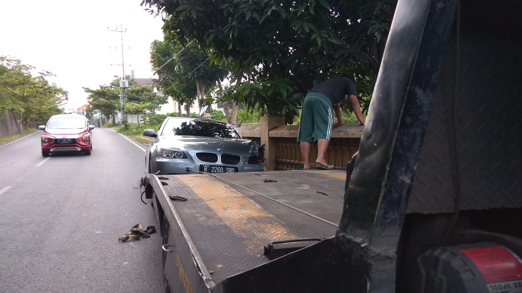 Rumahnya Rusak Ditabrak BMW, Pemilik Akan Tempuh Jalur Hukum