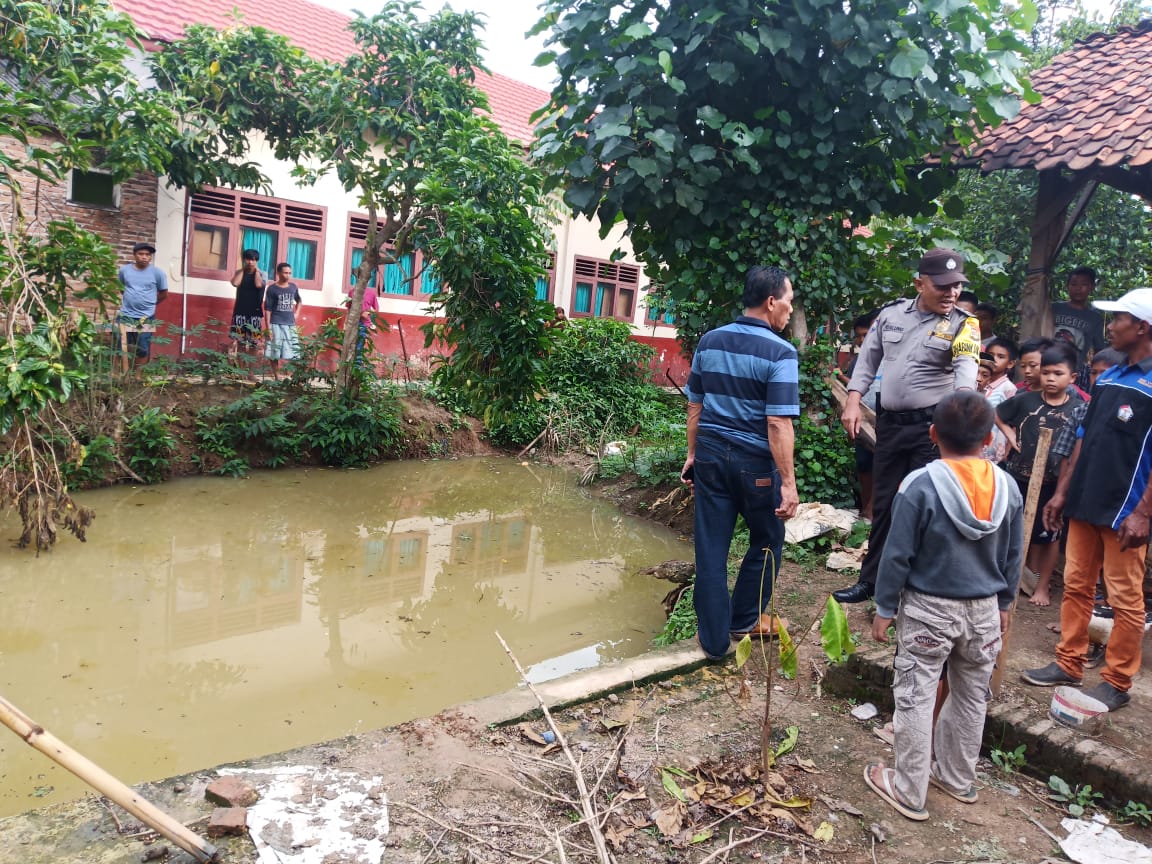 Bocah Pringsewu Tewas Tenggelam, Nuri Angkat Jasad sang Adik dari Dasar Kolam