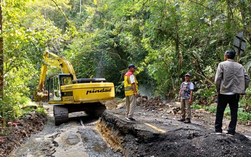 Aspal Terangkat di Jalinbar Kubu Perahu Lampung Barat Mulai Dikeruk