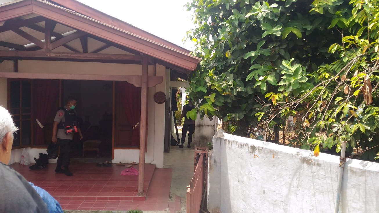 breaking-news-100-menit-geledah-rumah-terduga-teroris-pemilik-rumah-mana-komandannya.jpg