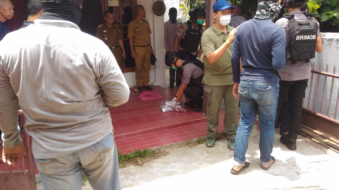breaking-news-2-jam-geledah-rumah-srf-densus-88-dan-gegana-polda-temukan-diduga-bahan-peledak.jpg