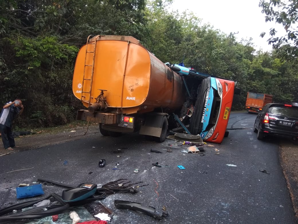 breaking-news-adu-kambing-bus-dan-truk-tangki-di-way-kanan-9-orang-meninggal-dunia.jpg