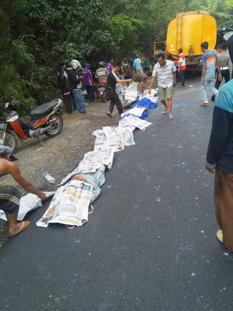 breaking-news-adu-kambing-bus-dan-truk-tangki-di-way-kanan-9-orang-meninggal-dunia1.jpg
