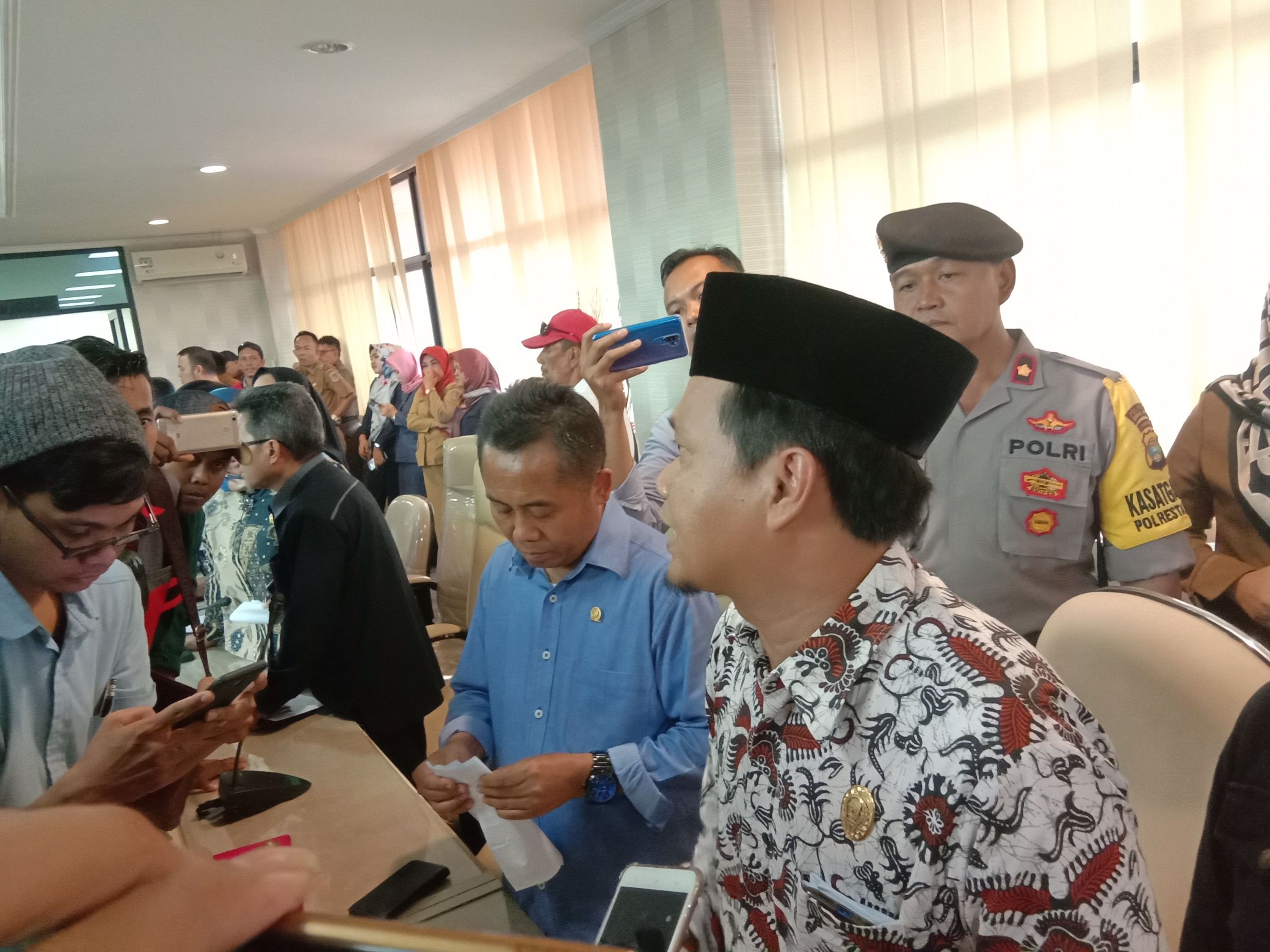 breaking-news-anggota-dprd-lampung-janji-tindak-lanjuti-aspirasi-peserta-aksi-tapi.jpg