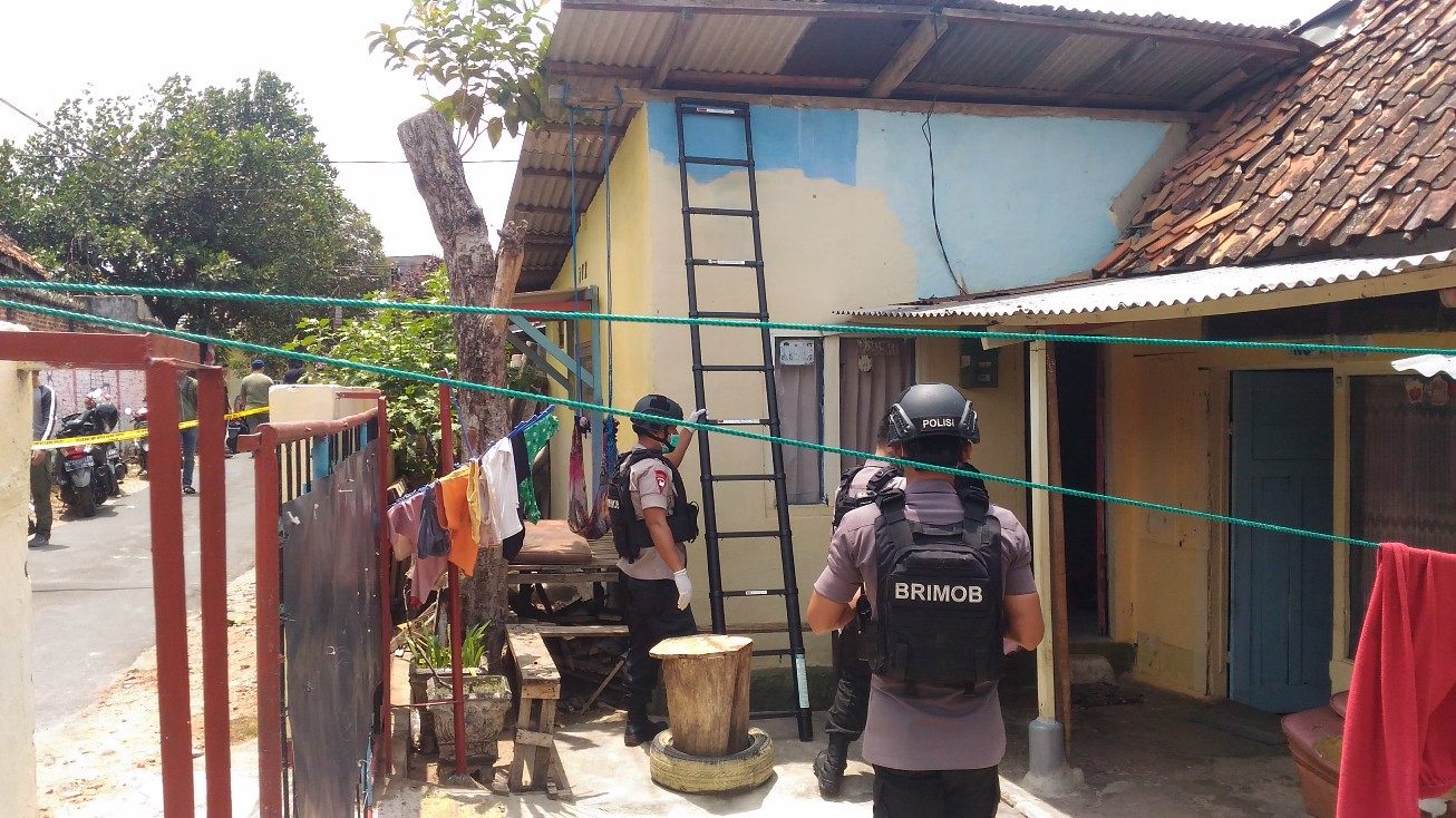 breaking-news-densus-88-dan-gegana-polda-lampung-lanjutkan-geledah-rumah-kedua-ini-yang-ditemukan.jpg