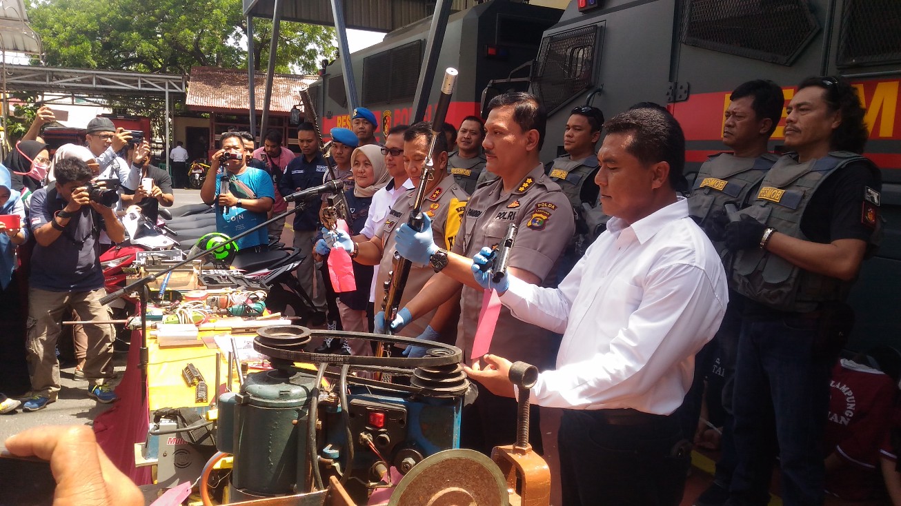 breaking-news-jelang-tutup-tahun-2019-polda-lampung-gerebek-pabrik-senpi-rakitan-di-lamtim.jpg
