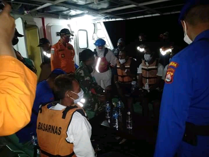 breaking-news-kapal-nelayan-tenggelam-di-perairan-selat-sunda-10-orang-masih-dalam-pencairan.jpg