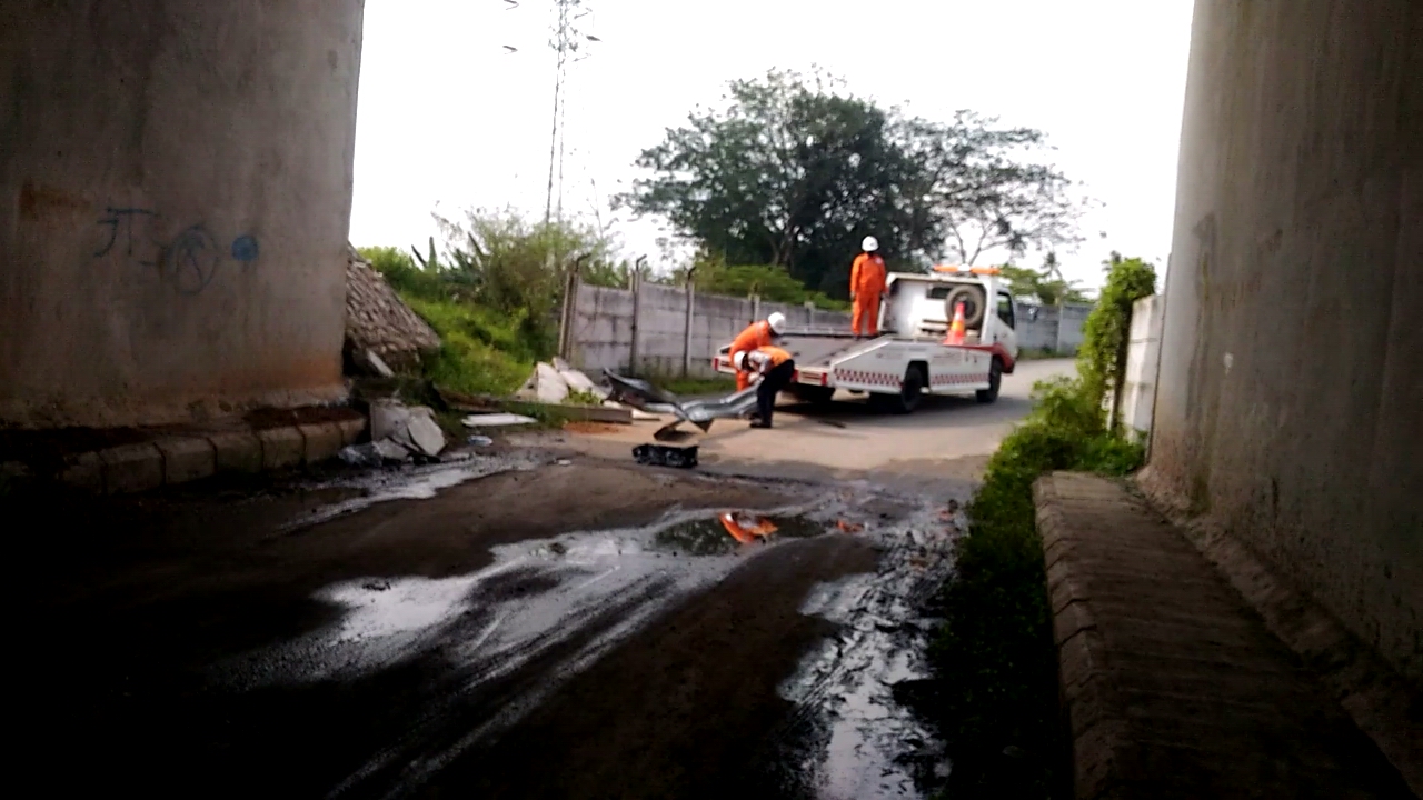 BREAKING NEWS Lakalantas di Tol Lampung, Toyota Avanza Tabrak Pembatas dan Terjun ke Terowongan