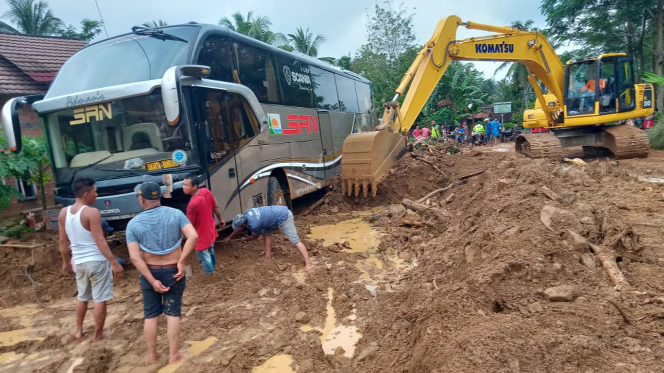 BREAKING NEWS Material Longsor Masih Tutupi Jalinbar Ruas Semaka Tanggamus, Jalan Lumpuh
