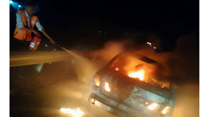 breaking-news-mobil-sedan-nisan-maxima-terbakar-di-tol-lampung-ini-penyebabnya.jpg