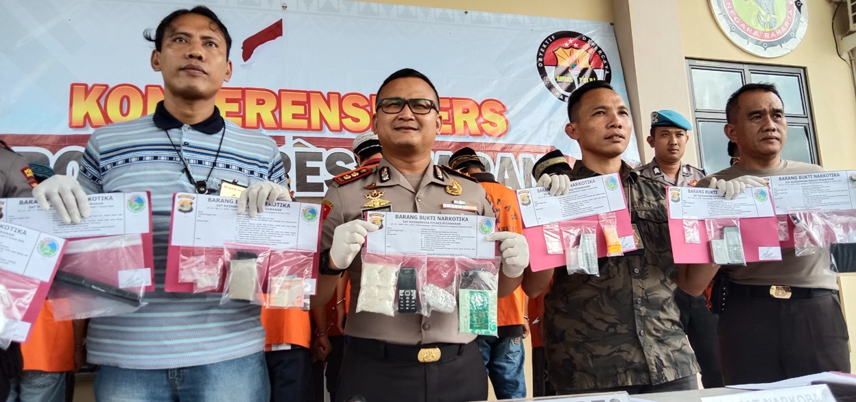 Polisi Tangkap Bandar Narkoba Jaringan Internasional saat Asik Main dengan Anak