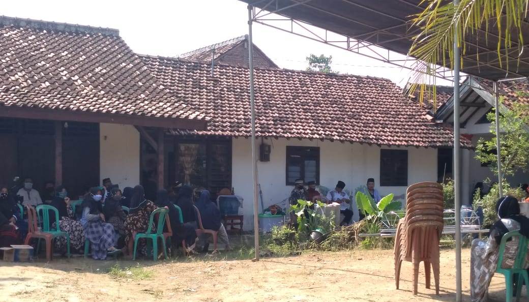 BREAKING NEWS Warga Pringsewu Ditemukan Tewas Gantung Diri oleh Anaknya