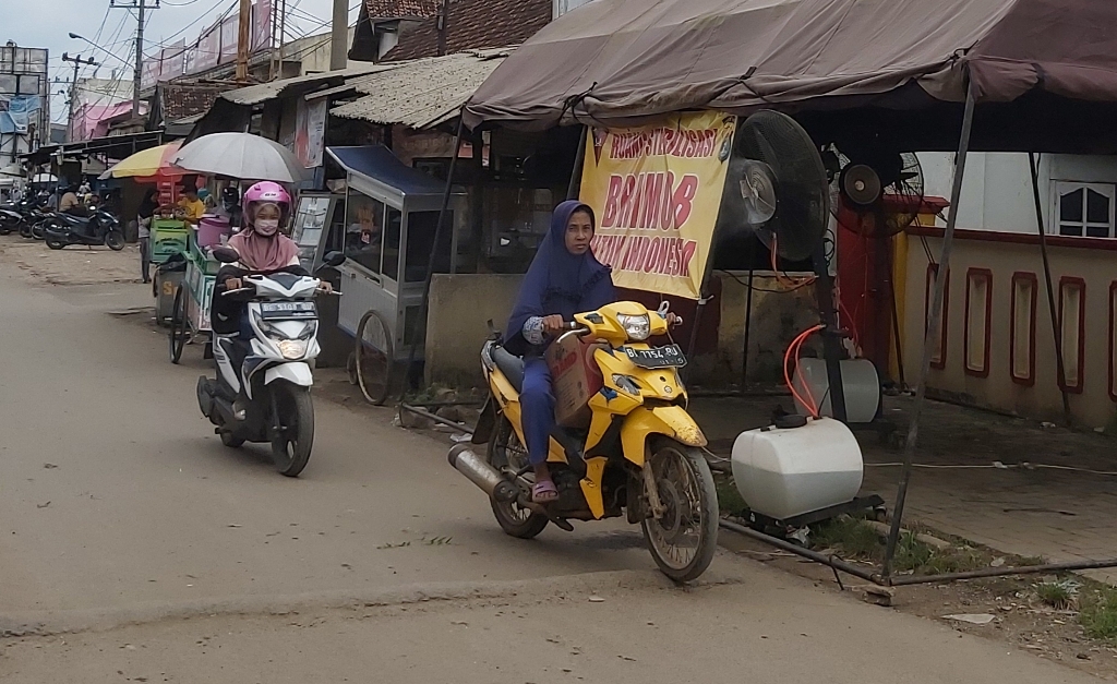 Brimob Semprot Disinfektan di Pasar Natar Pakai Kipas