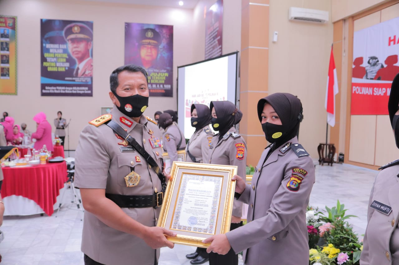 briptu-khusnul-dwi-wulandari-mendapat-reward-dari-kapolda-lampung.jpg